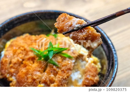 卵とじカツ丼 卵とじカツ丼 109820375
