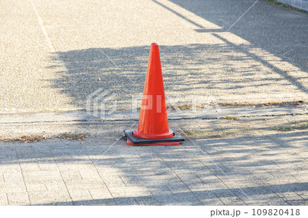 道路に設置された三角コーン 109820418