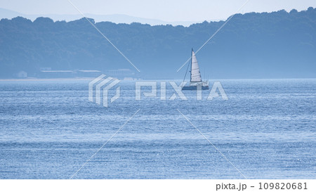 海上のヨット 109820681
