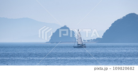海上のヨット 109820682