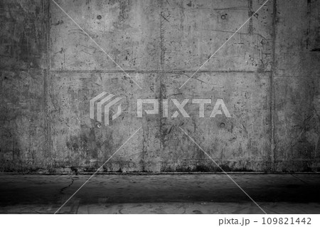 Grungy and smooth bare concrete wall 109821442