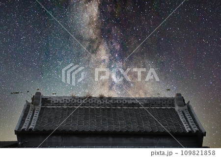 瓦屋根の上に枯れた雑草が生えている夜の風景 109821858