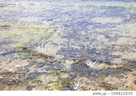 沖縄県石垣島のマエサトビーチの透明な海 109822010