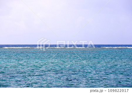沖縄県石垣島のマエサトビーチから見える青い海 109822017