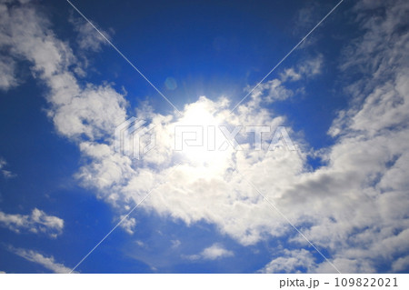 沖縄県石垣島のマエサトビーチから見える青い空 109822021