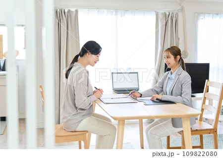 訪問営業をするビジネスウーマン 109822080