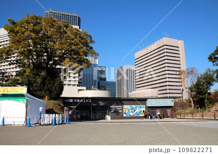 大阪水上バス乗り場と大阪ビジネスパークのビル群 109822271