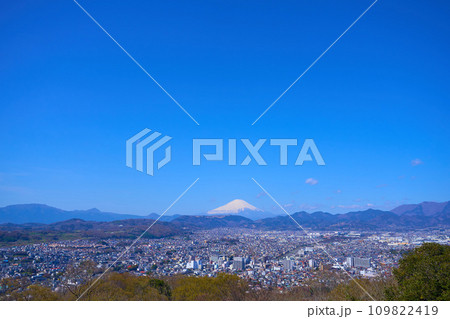 春の神奈川県秦野市の弘法山公園の権現山展望台から西側の眺望(秦野市,富士山,金時山,高松山など) 春の神奈川県秦野市の弘法山公園の権現山展望台から西側の眺望(秦野市,富士山,金時山,高松山など) 109822419