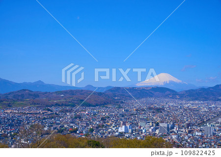 春の神奈川県秦野市の弘法山公園の権現山展望台から西側の眺望(秦野市,富士山,金時山,など) 109822425