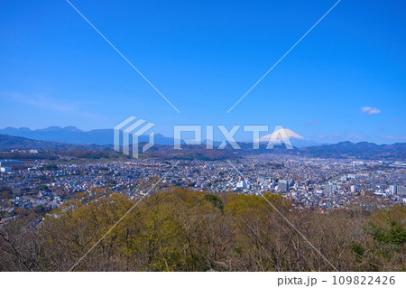 春の神奈川県秦野市の弘法山公園の権現山展望台から西側の眺望(秦野市,富士山,金時山,高松山など) 春の神奈川県秦野市の弘法山公園の権現山展望台から西側の眺望(秦野市,富士山,金時山,高松山など) 109822426