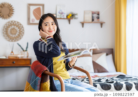 雑誌を読む若い女性 109822597