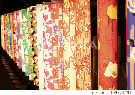 カラフルな提灯 109823493