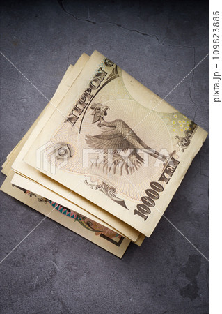 暗い背景に紙幣 109823886