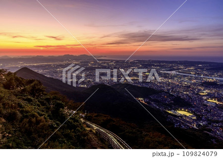 福岡県、皿倉山展望台から眺める北九州市の夕景（黒崎駅方面） 109824079