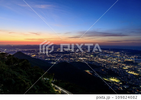 福岡県、皿倉山展望台から眺める北九州市の夕景（黒崎駅方面） 109824082