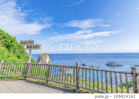 北海道積丹町 綺麗な海が見渡せる人気の観光地 夏の島武意海岸 北海道積丹町 綺麗な海が見渡せる人気の観光地 夏の島武意海岸 109824162