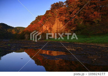 岩手県花巻市 秋の平良木の立岩 岩手県花巻市 秋の平良木の立岩 109824277