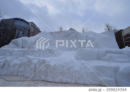 恐竜の大雪像 さっぽろ雪まつり 109824384