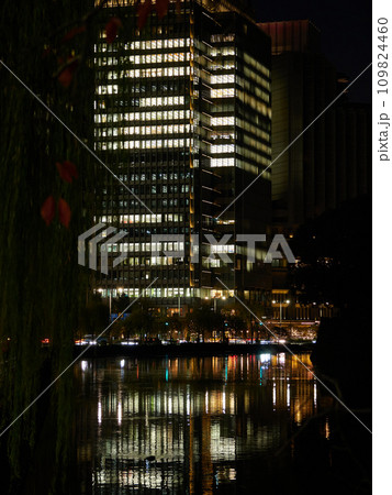 東京都の都心の東京駅周辺の高層ビルの夜景の景色 東京都の都心の東京駅周辺の高層ビルの夜景の景色 109824460