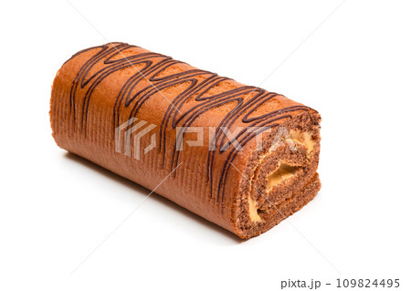 Swiss roll with chocolate cream on white background 109824495