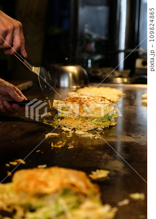 お好み焼きを作っている店長 お好み焼きを作っている店長 109824865