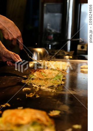 お好み焼き屋での風景 109824866