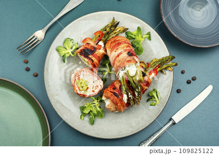 Beef meat rolls with young asparagus. 109825122