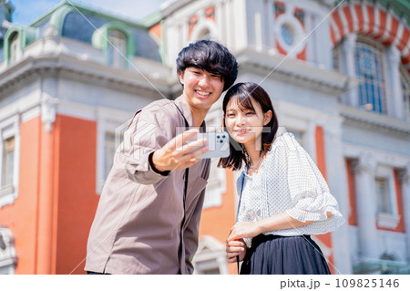 大阪観光をする若いカップル 109825146