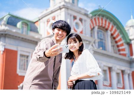大阪観光をする若いカップル 大阪観光をする若いカップル 109825149