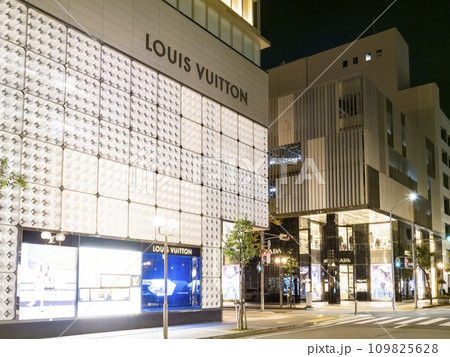 ライトアップされた夜の高級ブランド街 / Kobe, Japan ライトアップされた夜の高級ブランド街 / Kobe, Japan 109825628