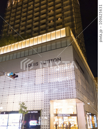 ライトアップされた高級ブランドショップ / Kobe, Japan ライトアップされた高級ブランドショップ / Kobe, Japan 109825631
