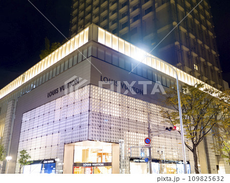 ライトアップされた高級ブランドショップ / Kobe, Japan ライトアップされた高級ブランドショップ / Kobe, Japan 109825632