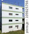 集合住宅の側面の外壁と窓 109825766