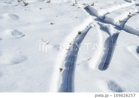 雪に残るタイヤ痕 109826257