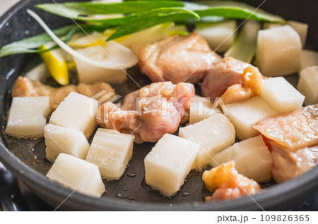 焼けてきた鶏もも肉と餅に加える九条ネギ 焼けてきた鶏もも肉と餅に加える九条ネギ 109826365