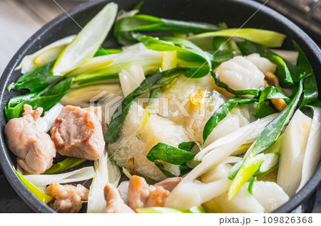 餅と鶏もも肉とネギ合わせてを炒める 餅と鶏もも肉とネギ合わせてを炒める 109826368