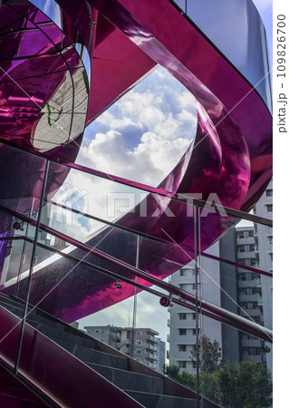 再開発された渋谷桜丘地区の複合施設　渋谷サクラステージ　にぎわいSTAGEのシンボル　しぶS 109826700