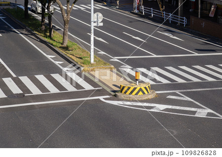 片側三車線の道路 109826828