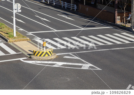 片側三車線の道路 片側三車線の道路 109826829