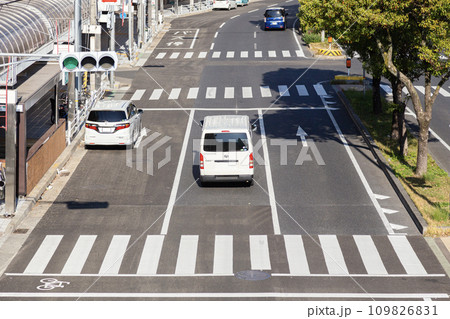 片側三車線の道路 109826831