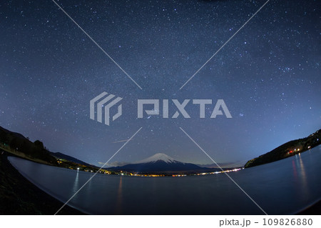 冬の山中湖 湖畔から流星の流れる星空と富士山 冬の山中湖 湖畔から流星の流れる星空と富士山 109826880