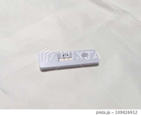 感染症　検査キット　陽性 109826912