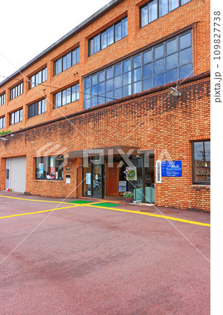 岐阜県中津川市、中津川市立図書館の風景 岐阜県中津川市、中津川市立図書館の風景 109827738