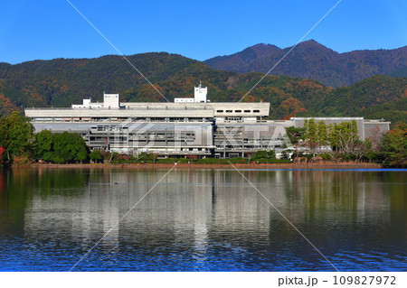 【京都府】快晴の国立京都国際会館と紅葉（宝が池公園） 109827972