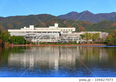 【京都府】快晴の国立京都国際会館と紅葉(宝が池公園) 【京都府】快晴の国立京都国際会館と紅葉(宝が池公園) 109827973