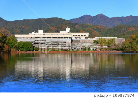 【京都府】快晴の国立京都国際会館と紅葉（宝が池公園） 109827974