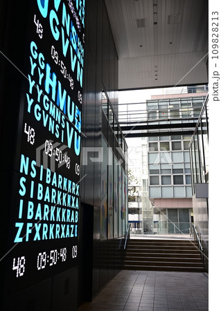 再開発された渋谷桜丘地区の複合施設　渋谷サクラステージ　LEDのモザイク 109828213