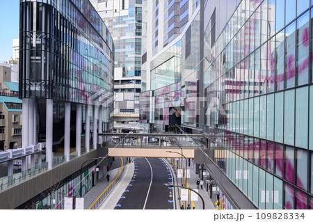 再開発された渋谷桜丘地区の複合施設　渋谷サクラステージのビル群 109828334