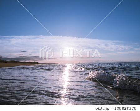 【鳥取県】海に沈む夕日 【鳥取県】海に沈む夕日 109828379