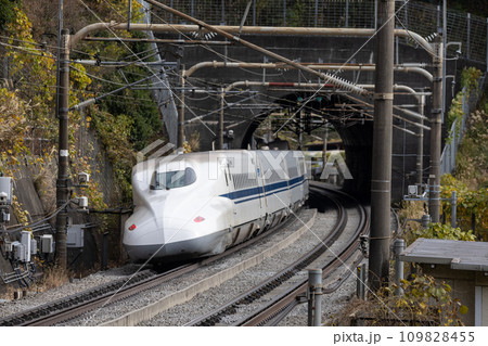 トンネルから現れた東海道新幹線 トンネルから現れた東海道新幹線 109828455
